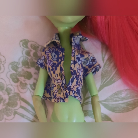 Monster High Set of Clothes - Picture 3 of 7